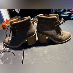 women’s Universal  threads  tipper heeled hiking boots 8 1/2